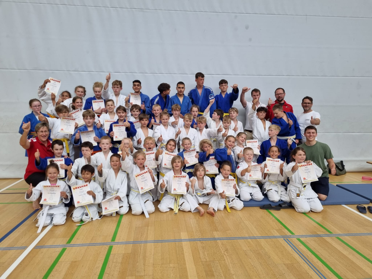 Erfolgreicher Wettkampf beim 2. Rd. Schüler – Bezirkscup in Mattighofen mit 49 Judokas der Judo Union Burgkirchen/Schwand. 20 x Gold, 17 x Silber, 7 x Bronze geholt.
