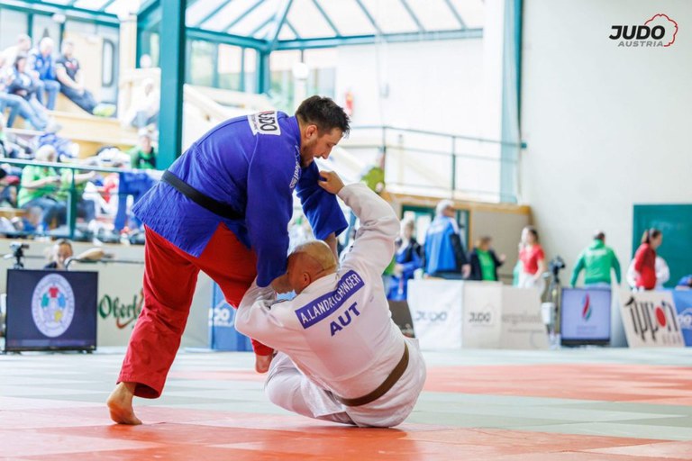 Bundesliga-Auftakt: JUBS mit Siegen und knappen Niederlagen in Bischofshofen. David Naji und Christoph Kronberger überzeugen auf der Matte.