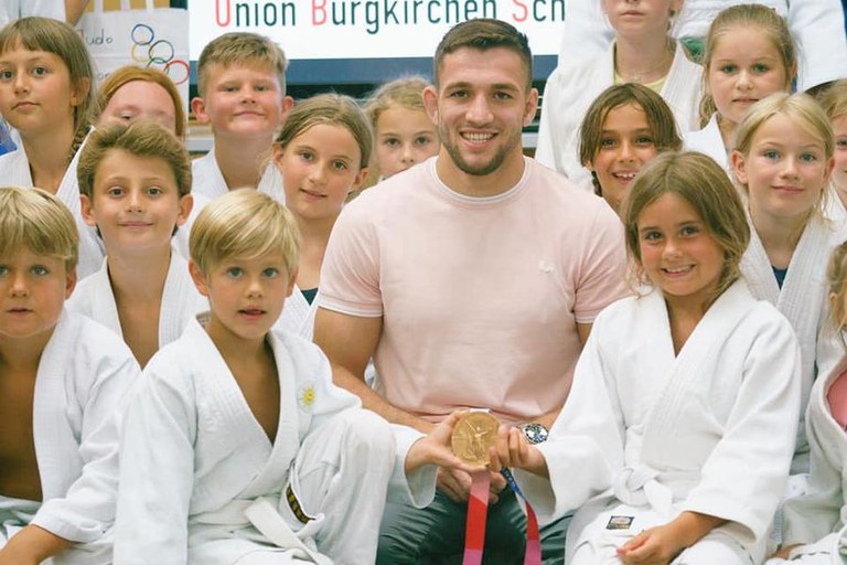 Erfahre alles über das erfolgreiche und spaßige Judocamp der Judokids der Judo Union Burgkirchen/Schwand mit Überraschungsbesuch und spannenden Challenges! 🥋🏆🌟