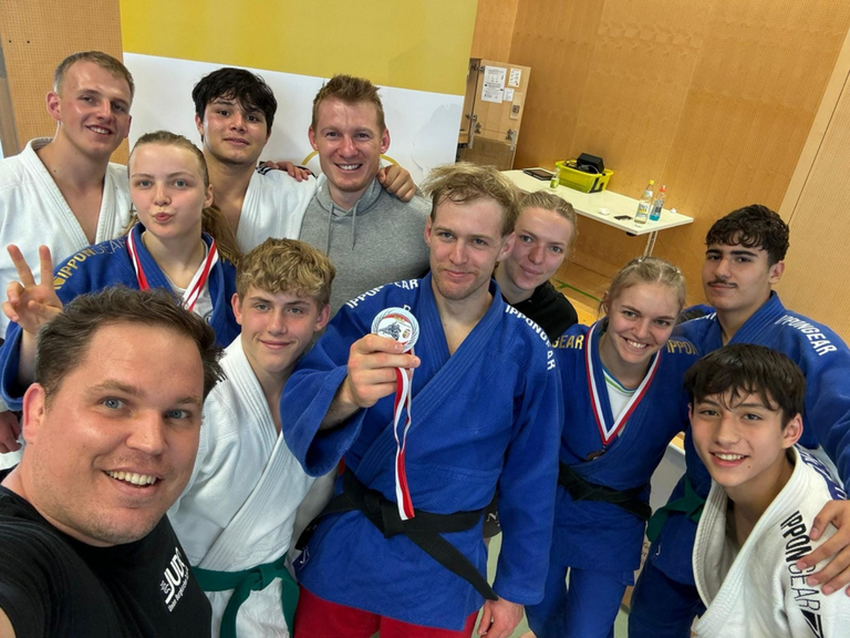 Erfolgreiche Teilnahme an den Landesmeisterschaften: Omar Rashidov holt Vizetitel, Hanna Stadler erkämpft Silber und Bronze. Trainer zufrieden mit Leistung.