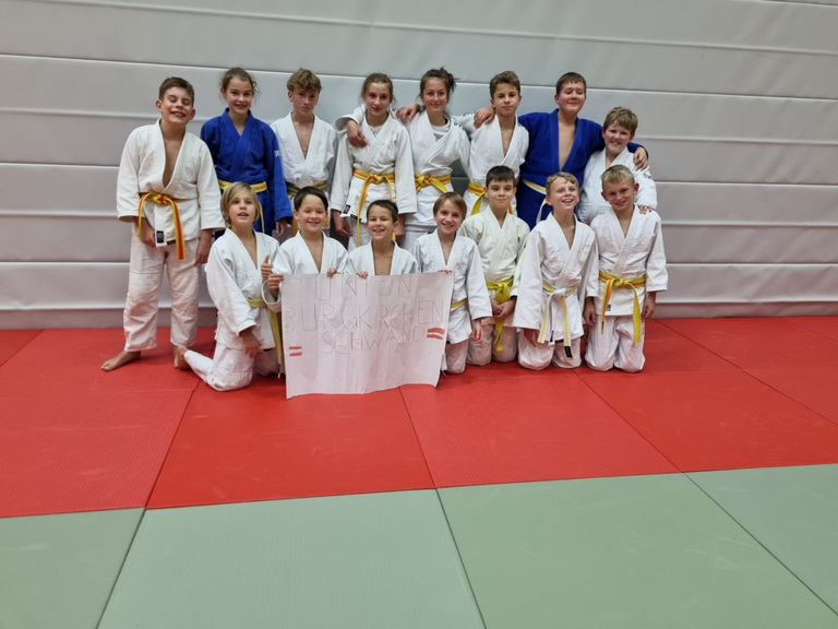 Letzte Runde oö. Schülerliga Spannende Begegnung in der letzten Runde der oö. Schülerliga! Unser Schülerteam gewinnt gegen LZ Multikraft Wels mit 9:7. Erfolgreiche Punktesammler: Roth Erik, Maislinger Johannes und mehr.