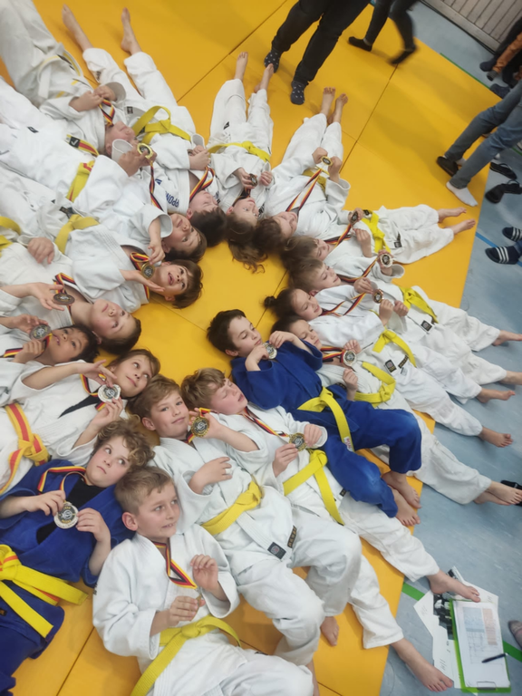 Ergebnisse vom Osterturnier in Passau: Judo Union Burgkirchen/Schwand holt mit 28 Starter:innen 27 Medaillen. Beeindruckende Leistungen der U11 und U13 Athlet:innen.