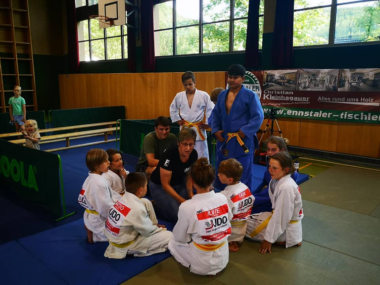 Judo Union Burgkirchen/Schwand: Spannender Ligakampf der U11/U13 Schüler gegen ASKÖ Reichraming endet mit 10:6. Teamgeist und 6 Einzelsiege prägen den Wettkampf.