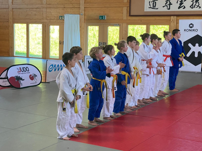 Spannende Schülerliga Begegnung zwischen Judo Union Burgkirchen/Schwand und Multikraft Wels endet knapp mit 7:9 für die Gegner. Mateo und Aleksander überzeugen mit Siegen.