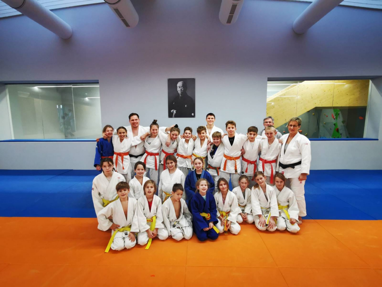 Sportunion Weihnachtslehrgang 2023 Judo Union Burgkirchen/Schwand: Erfolgreicher Weihnachtslehrgang in Linz für unsere jungen Judokas von Jahrgang 2015 - 2011. Maximales Engagement auf und neben der Matte.