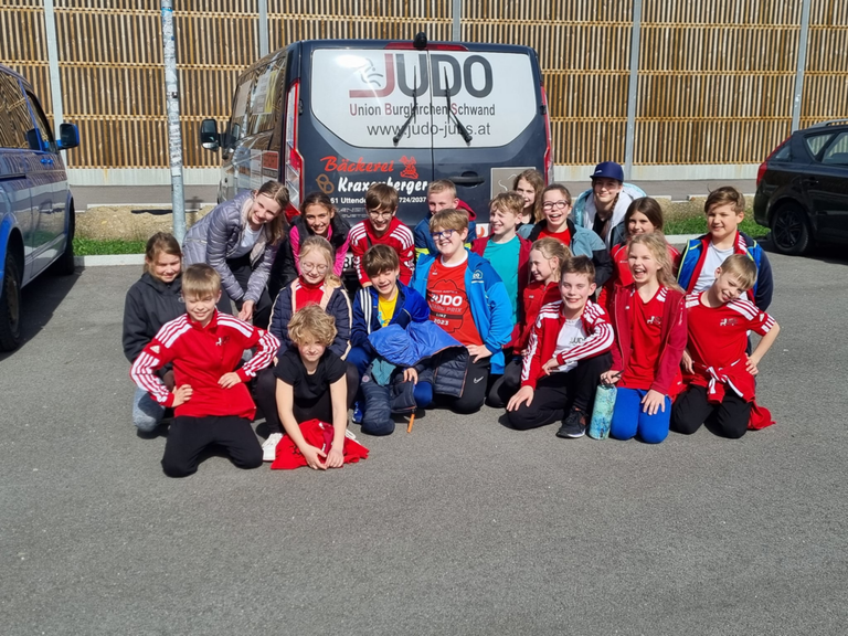 Junges Judotalent beim Ostertrainingslehrgang auf der Gugl! Erfahre mehr über die erfolgreiche Teilnahme von 21 Kids und 3 U16/U18 Judokas.