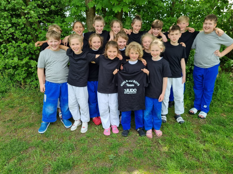 Erfolgreiche Teilnahme unserer U10/U12 Mädchen und Burschen bei den Schüler Mannschafts-Landesmeisterschaften in Feldkirchen/D. – knapp an der Endrunde vorbei, aber mit vollem Einsatz und Teamgeist!